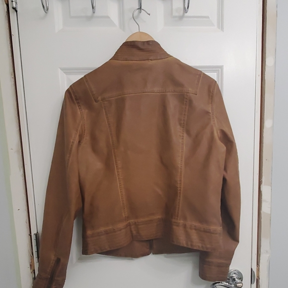 A coat - Picture 3 of 8